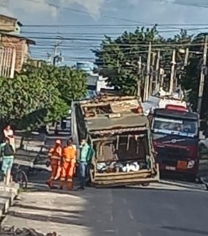 Vídeo. Asfalto cede e caminhão do lixo fica preso em rua de Arapiraca