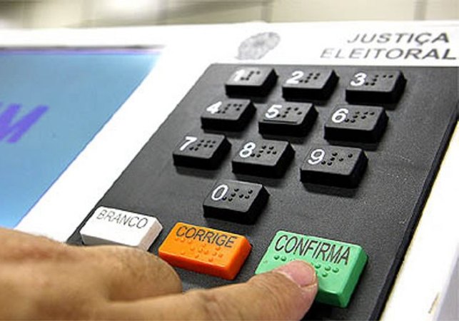 Faltam 10 dias: TRE/AL alerta para crimes eleitorais e reforça proibição de celular na cabina de votação