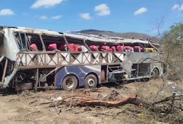 Perícia confirma que ﻿não havia falhas mecânicas em ônibus de romeiros de Coité do Nóia que capotou no Sertão alagoano
