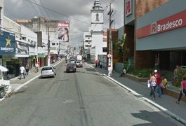 Assaltantes roubam veículo, colidem contra táxi e fogem a pé