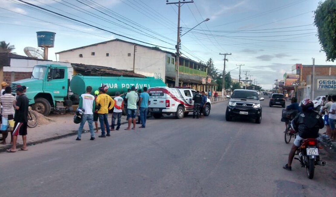 Motorista embriagado perde o controle e bate caminhão em muro