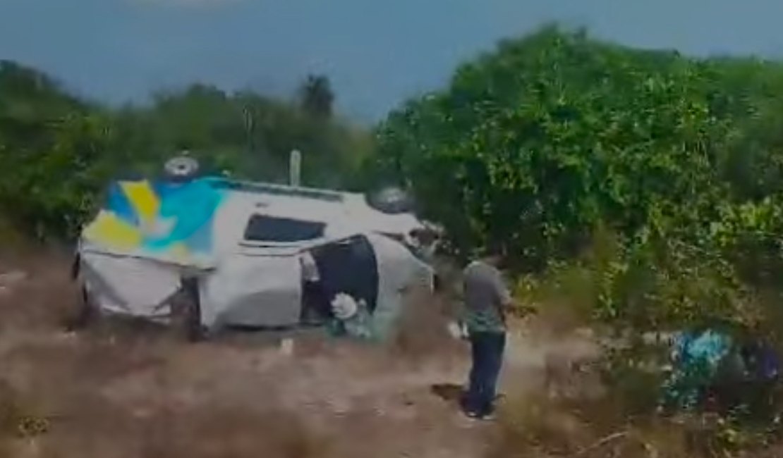 Ambulância com paciente capota em rodovia alagoana