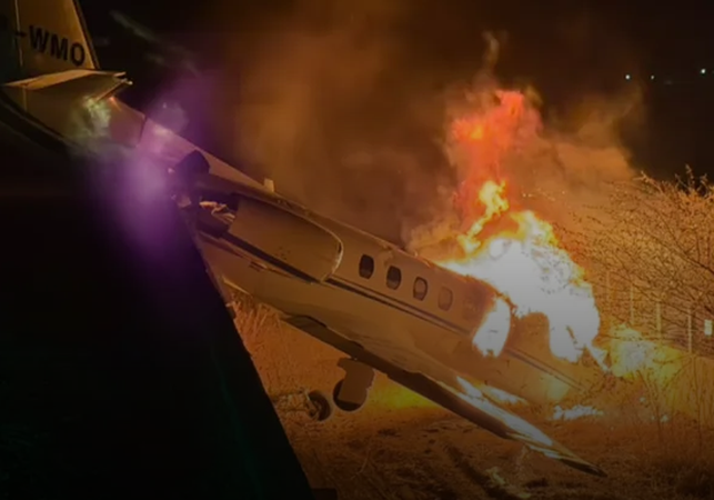 Avião com cantor Rey Vaqueiro pega fogo após sair de pista no RN