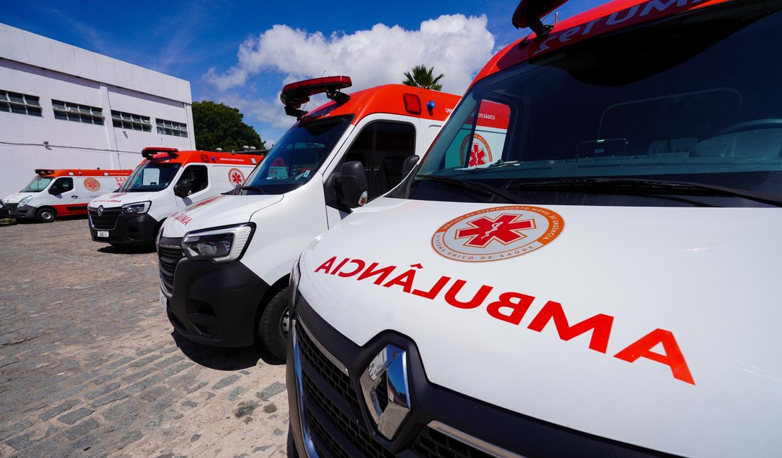 Homem fica ferido em colisão entre moto, bicicleta e carro em Maceió