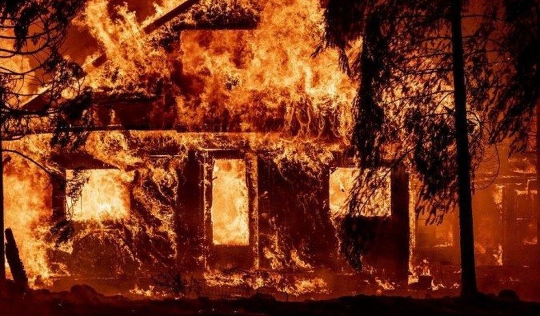 Maior incêndio florestal da Califórnia atinge cidade histórica