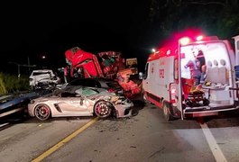 Homem morre e dois ficam feridos em batida frontal entre caminhão de verduras e carreta cegonha em São Miguel dos Campos