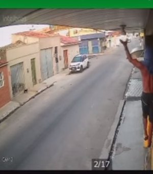 Homem é flagrado furtando lâmpada de estabelecimento comercial, em Arapiraca