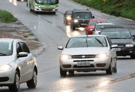 Uso de faróis baixo durante o dia nas rodovias começa a valer na próxima semana