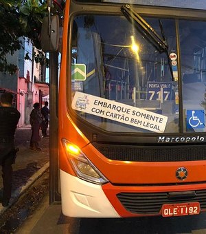 Motorista de ônibus pede que passageiro use máscara e é agredido em Maceió