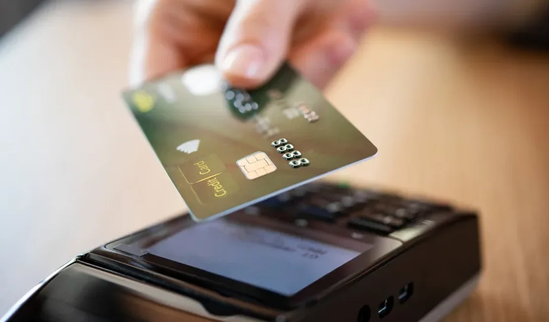 'Golpe do cartão trocado' se espalha pelo Brasil, veja como se proteger