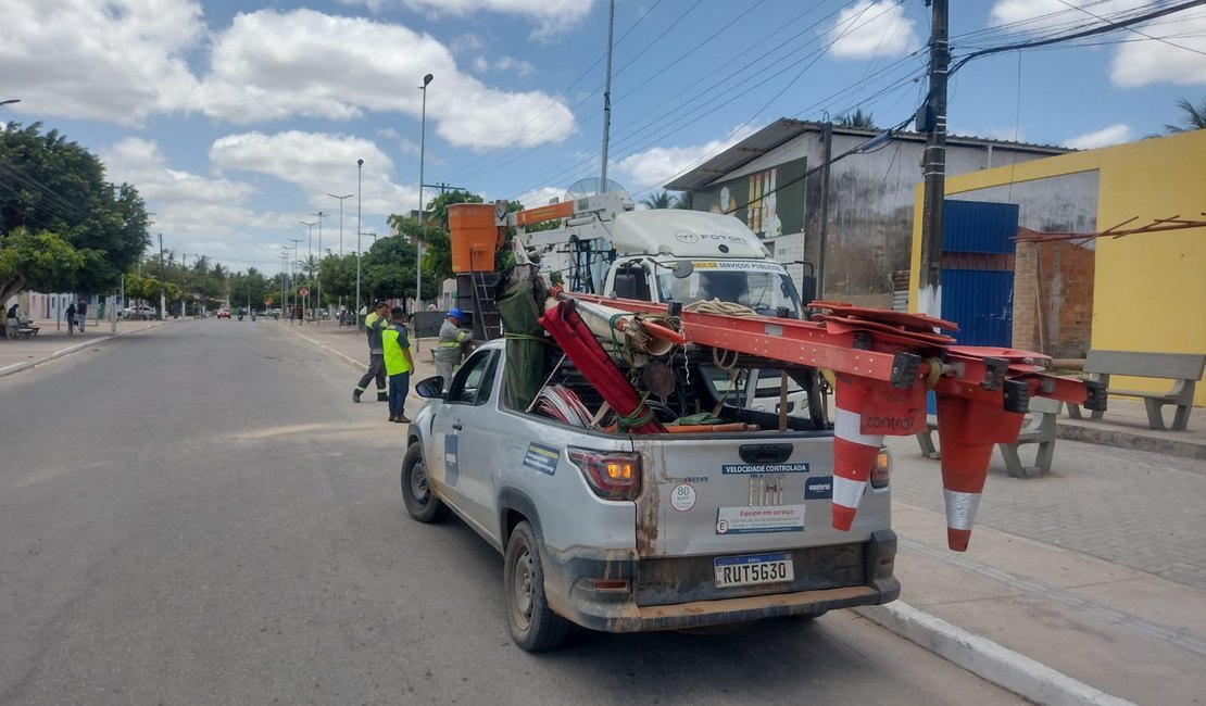 Motorista de caminhão dá ré, bate em poste e deixa região sem energia em Arapiraca