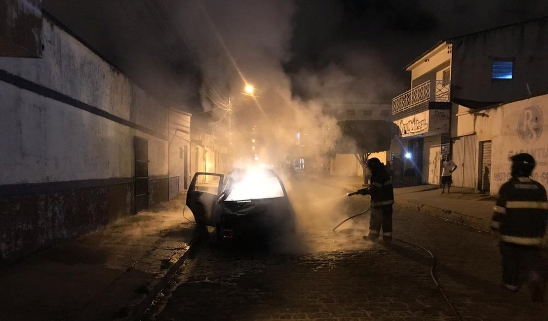 Bombeiros são acionados para apagar incêndio de carro, em Arapiraca