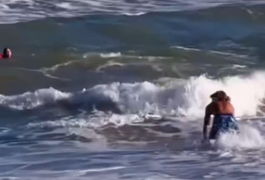 VÍDEO: Surfista resgata banhista que era arrastada pela correnteza na Praia do Francês
