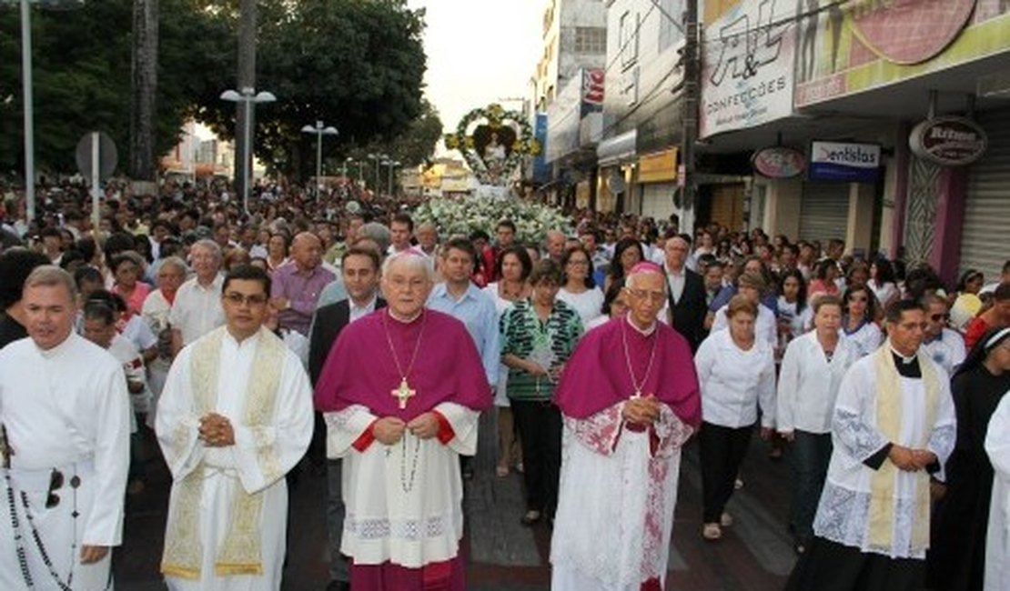 Fiéis lotam celebração cristã da Festa da Padroeira de Arapiraca