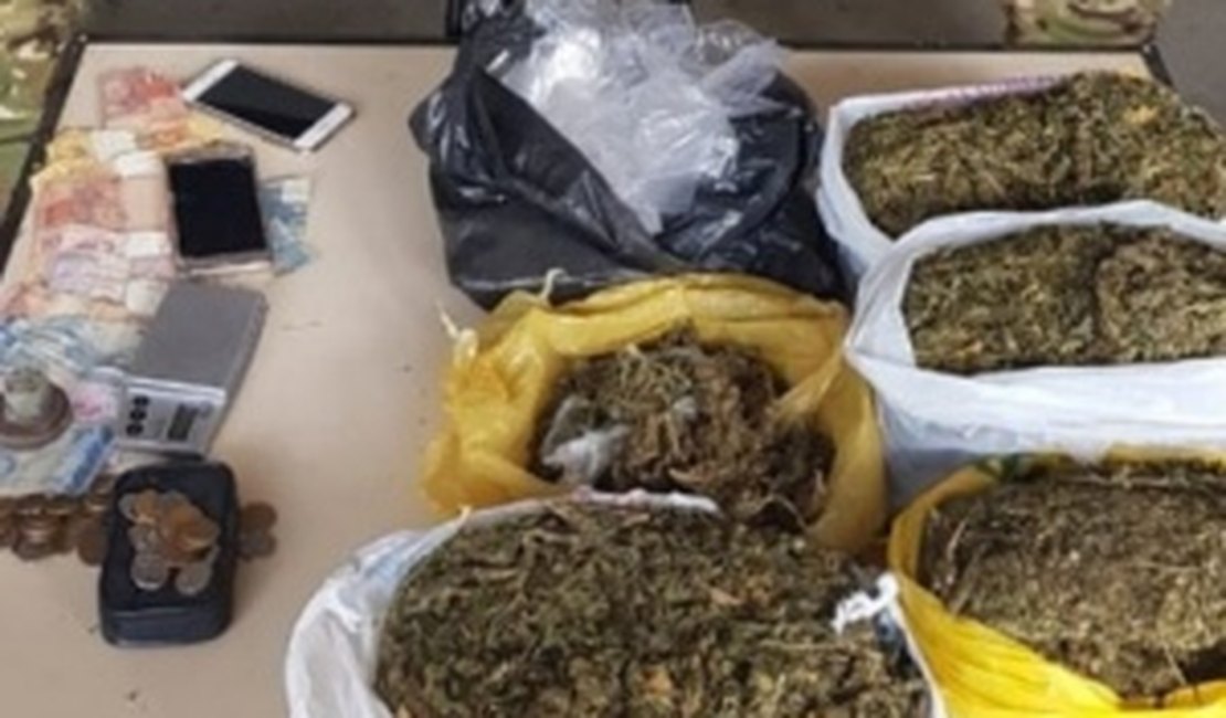 Ação policial prende seis pessoas e apreende uma suspeitas de tráfico de drogas