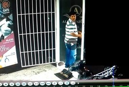 VÍDEO. Câmeras de segurança flagram assalto a salão de beleza no bairro Cacimbas, em Arapiraca