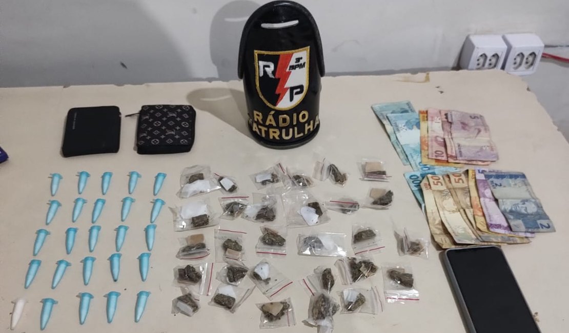 Movimentação estranha é denunciada e dupla é presa por tráfico de drogas no bairro Canafístula