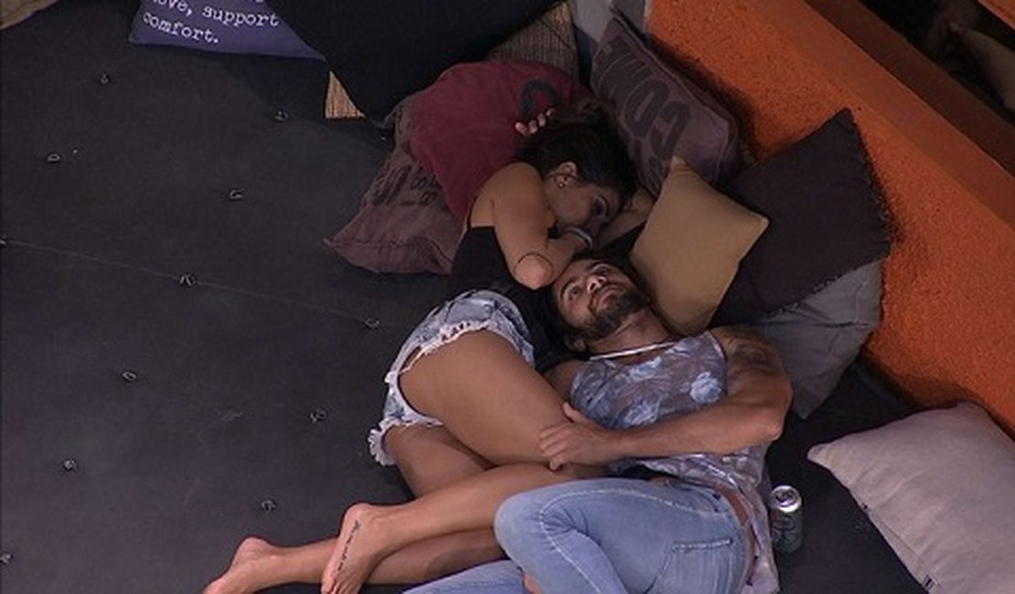 Renan e Juliana trocam afagos no futon do ‘BBB 16’