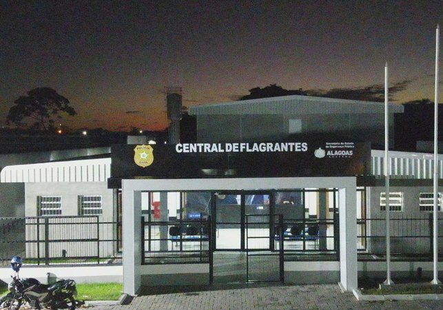 Homem tenta matar esposa a facadas dentro de carro em Maceió