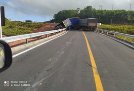 Colisão entre caminhões seguida de tombamento bloqueia trânsito em São Miguel dos Campos