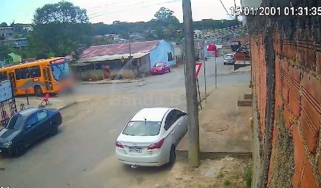 Vídeo. Motorista arranca com ônibus e mata idoso atropelado no Paraná