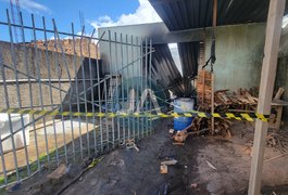 Fábrica de estofados fica em chamas no bairro Canafístula; prejuízo é estimado em cerca de R$ 250 mil