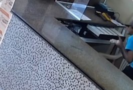 Ladrão salta balcão e furta dinheiro de comércio em Arapiraca