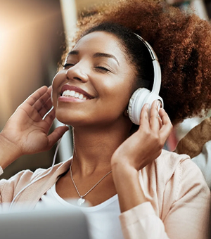 Ouvir música favorita ajuda a aliviar dores físicas, aponta estudo