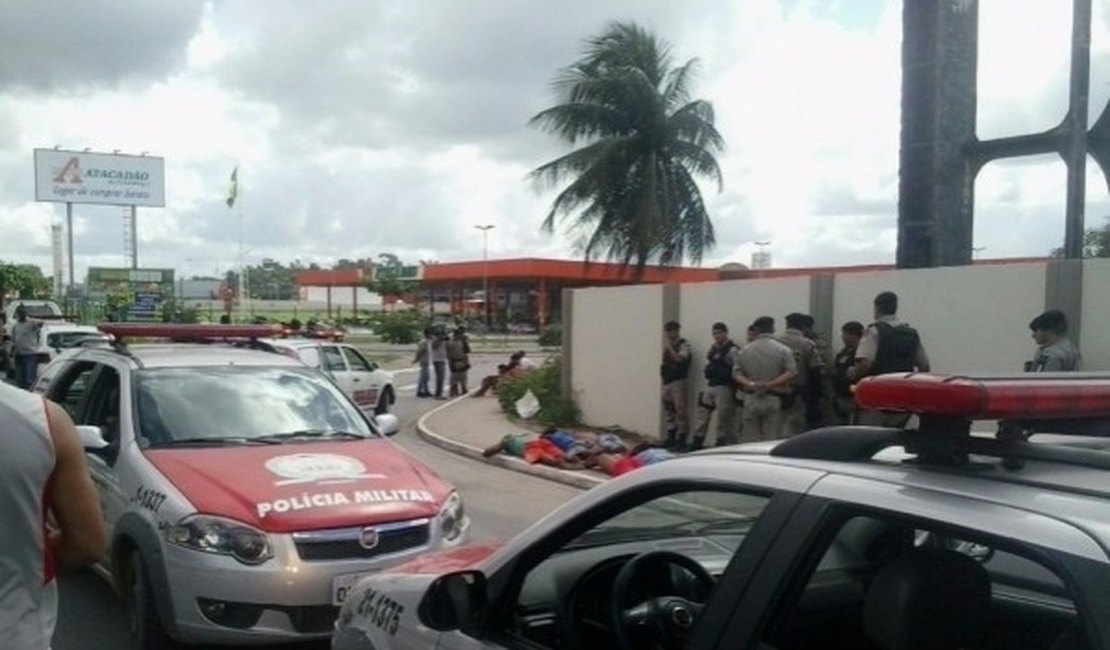 Dez adolescentes são presos por planejar assalto em supermercado