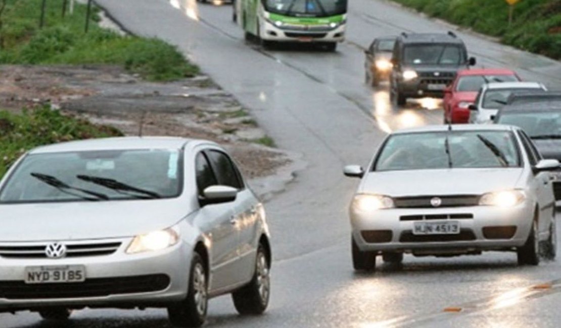 Uso de faróis baixo durante o dia nas rodovias começa a valer na próxima semana