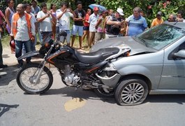 Colisão entre carro e motocicleta deixa jovem ferido em Penedo