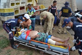 Condutor fica gravemente ferido após colisão com caminhão, em São Miguel dos Campos