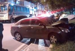 Condutor sofre grave acidente ao colidir com árvore na Praça Manoel André, em Arapiraca