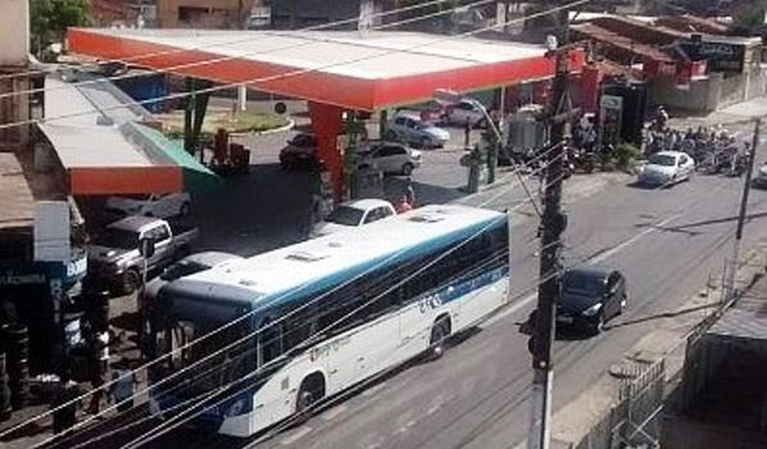 Motociclista morre após colidir com ônibus em Maceió