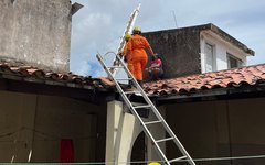 Parede cai sobre pedreiro em Maceió