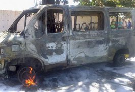 Veículo da SMCCU foi incendiado por vândalos em Maceió