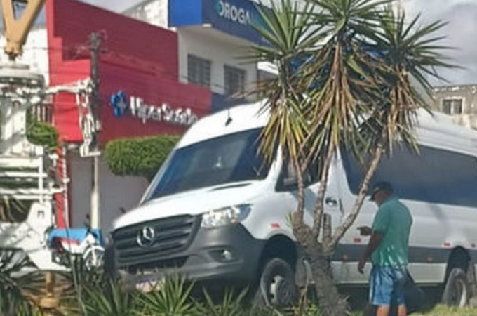 Van desgovernada atinge moto estacionada na região central de Delmiro Gouveia