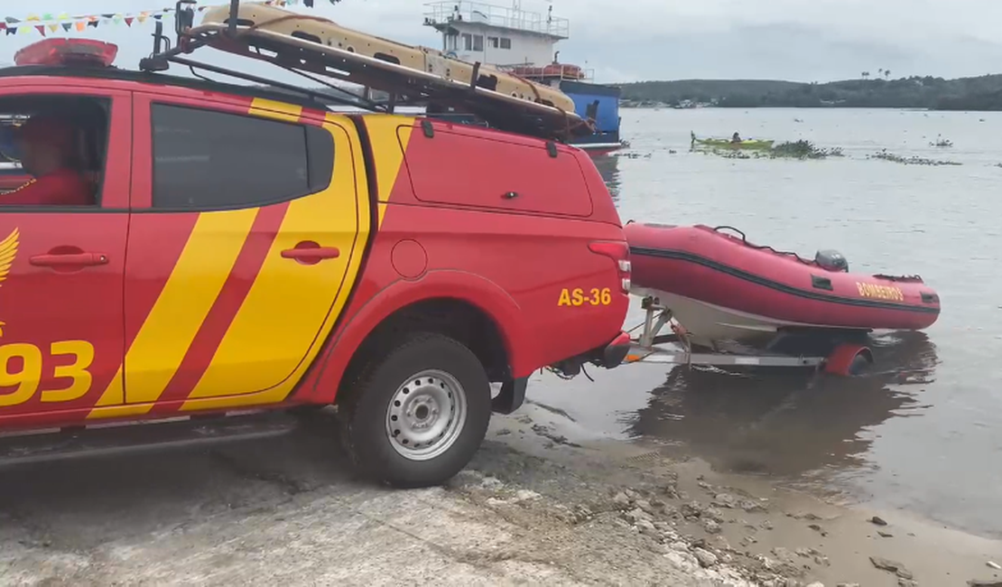 Após buscas, bombeiros localizam e resgatam corpo em açude, em Penedo