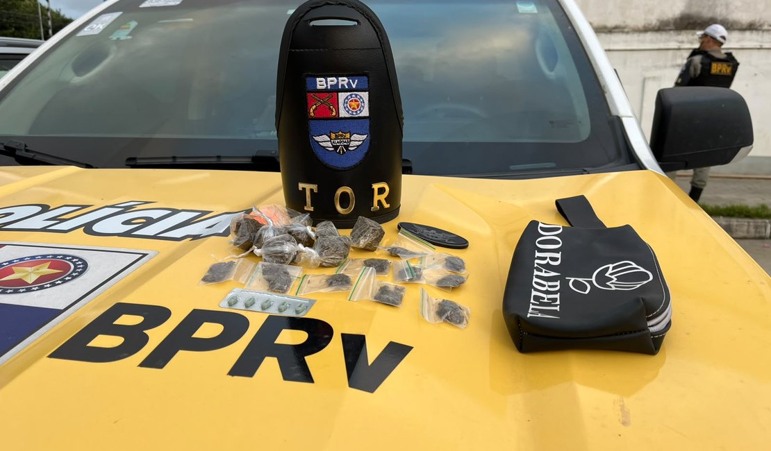 Perseguição termina com apreensão de drogas após suspeito fugir de blitz do BPRv
