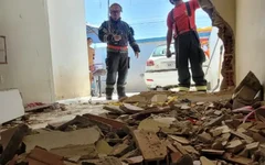 Carro atinge muro de residência e jovem de 18 anos fica ferido em Marechal Deodoro