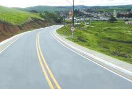 Motorista de caminhão morre após veículo tombar na BR-104, em Alagoas