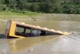 Ônibus com estudantes perde o freio e cai em barragem entre Alagoas e Pernambuco