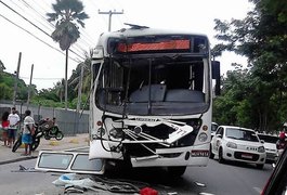 Colisão entre dois ônibus deixa passageiros feridos, em Maceió