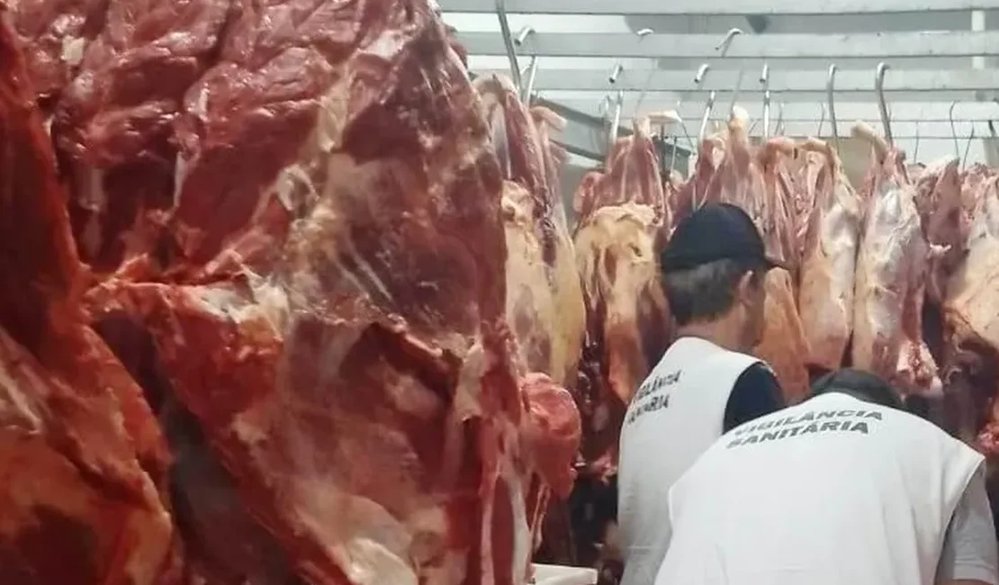 Vigilância Sanitária apreende 100 kg de carne estragada em açougue no Tabuleiro, em Maceió