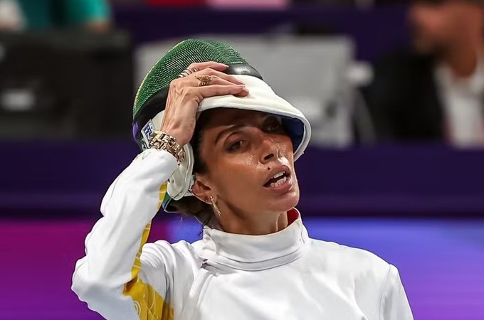 Com tumor no cóccix, brasileira passa mal durante estreia da esgrima nas Olimpíadas