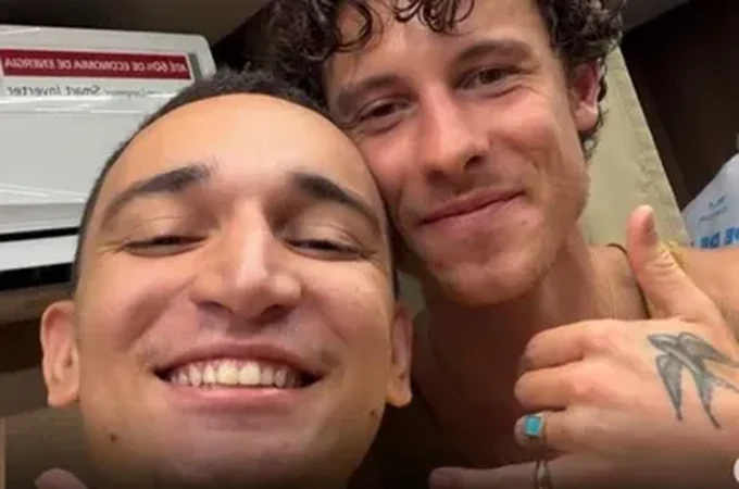 João Gomes posa com cantor internacional e fãs especulam feat