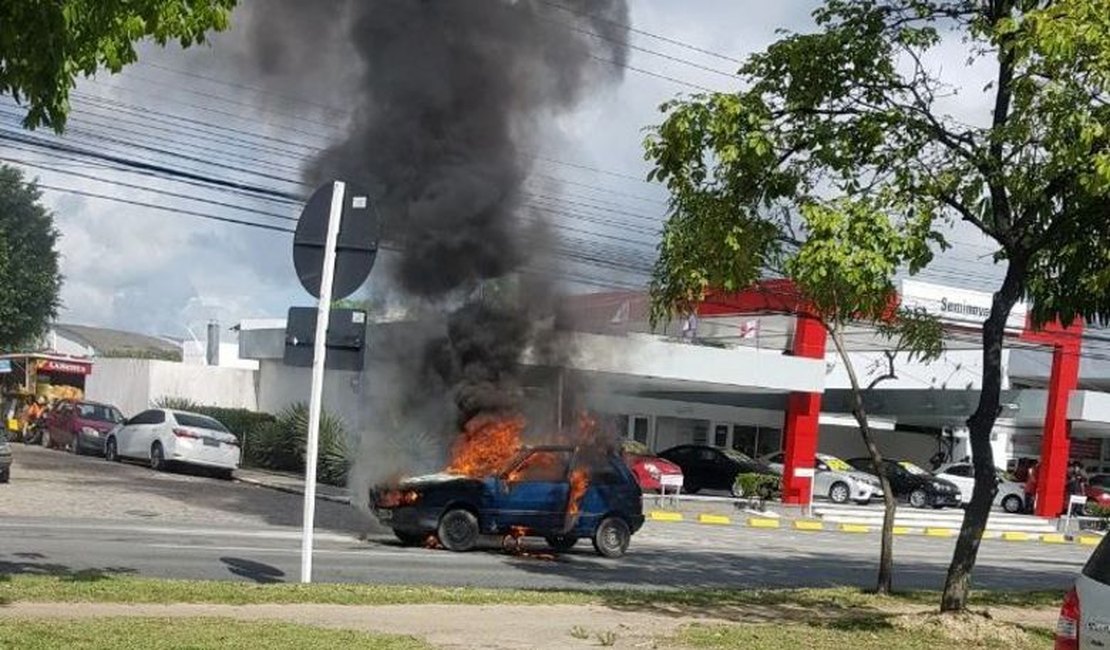 Homem que conduzia carro que pegou fogo ia para entrevista de emprego