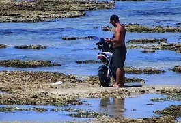 Homem é detido após ser flagrado com moto elétrica sobre corais na Ponta Verde, em Maceió
