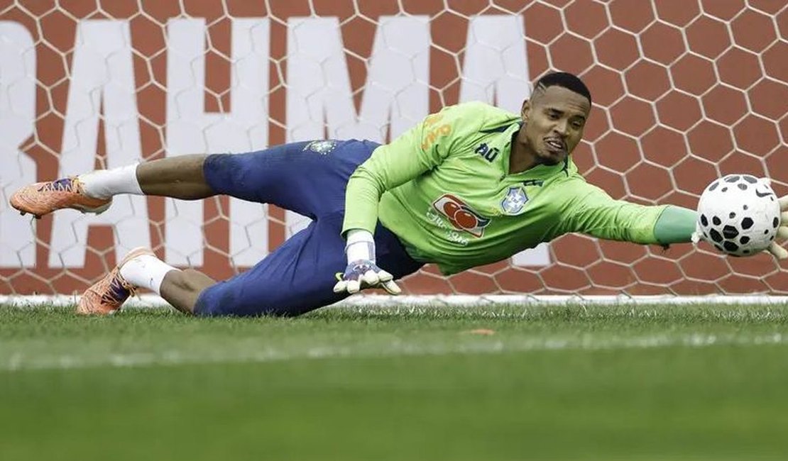 Com Hugo Souza lesionado, Ancelotti convoca o goleiro John, ex-Botafogo