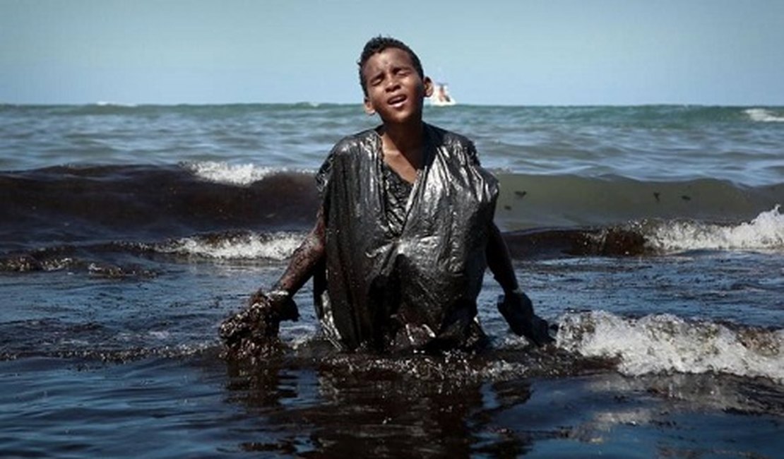 Imagem de garoto nordestino em meio ao mar de óleo repercute mundialmente